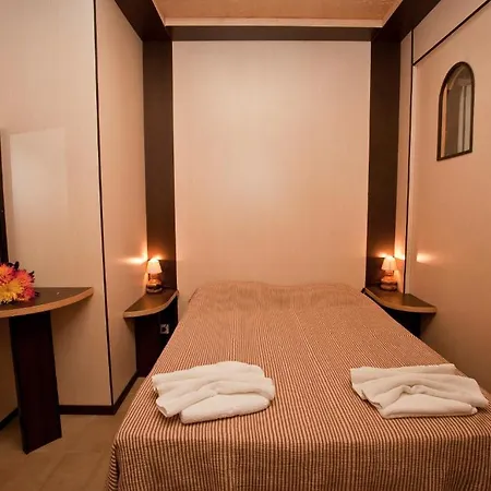 Paradise Aparthotel 2*
